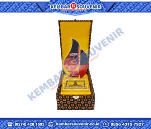 Piala Bahan Akrilik PT Kirana Megatara Tbk.