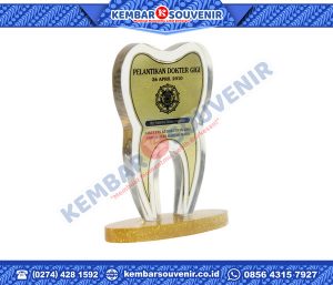 Contoh Trophy Akrilik Universitas Pattimura