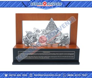Contoh Trophy Akrilik Universitas Nusa Cendana