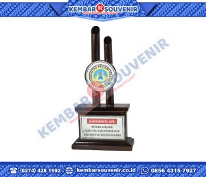 Contoh Piala Dari Akrilik Akademi Perniagaan dan Perusahaan APIPSU Medan