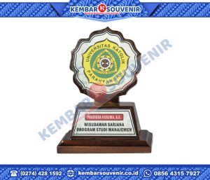 Contoh Trophy Akrilik Universitas Pattimura