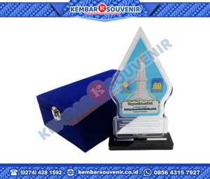 Contoh Trophy Akrilik Sekolah Tinggi Ilmu Syari'ah Darussalam Bermi
