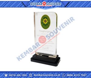 Piala Bahan Akrilik PT Kirana Megatara Tbk.